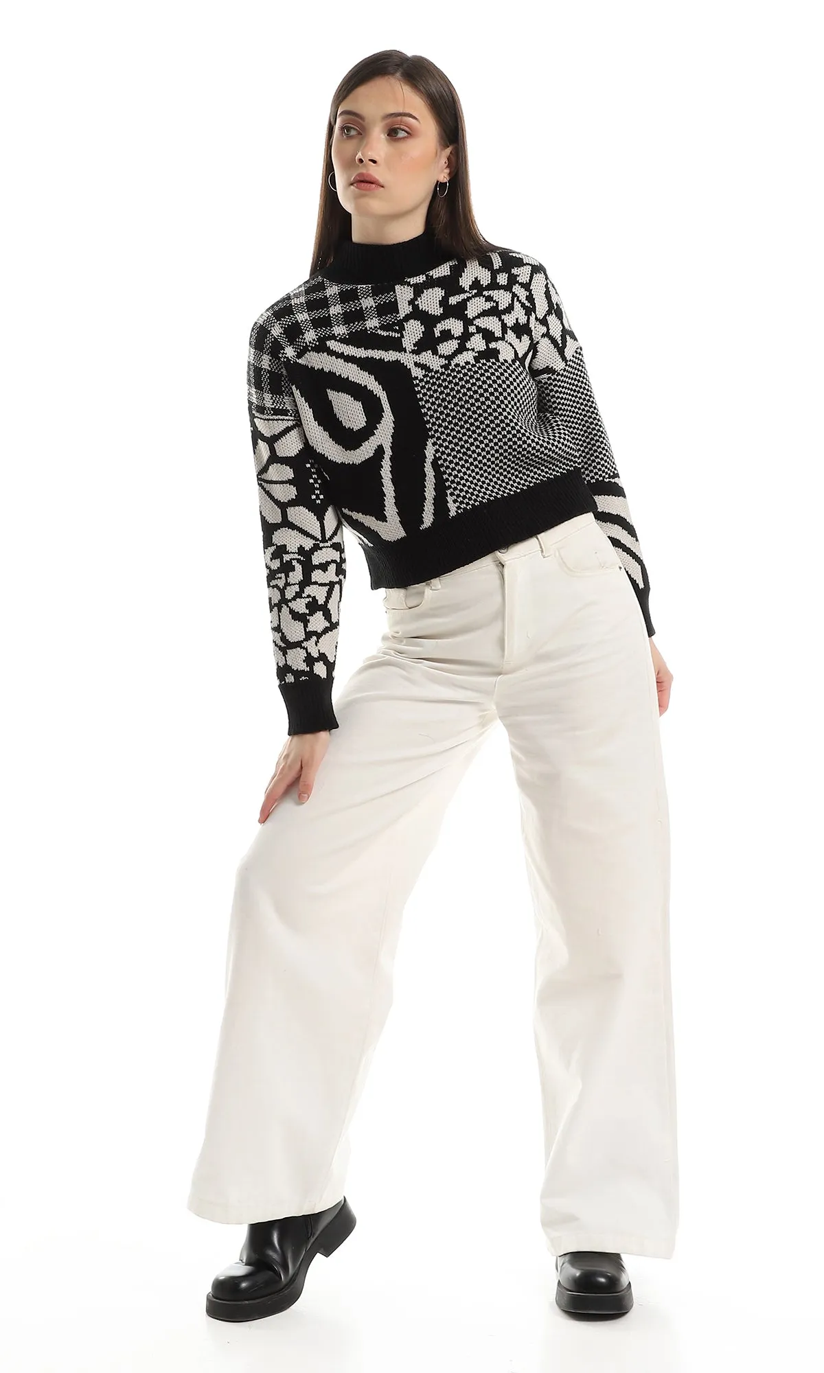 O157228 Knitted Mock Pullover With Multiple Patterns - Black & Off White