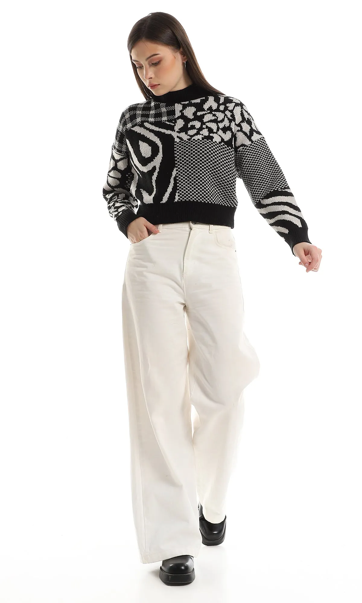 O157228 Knitted Mock Pullover With Multiple Patterns - Black & Off White